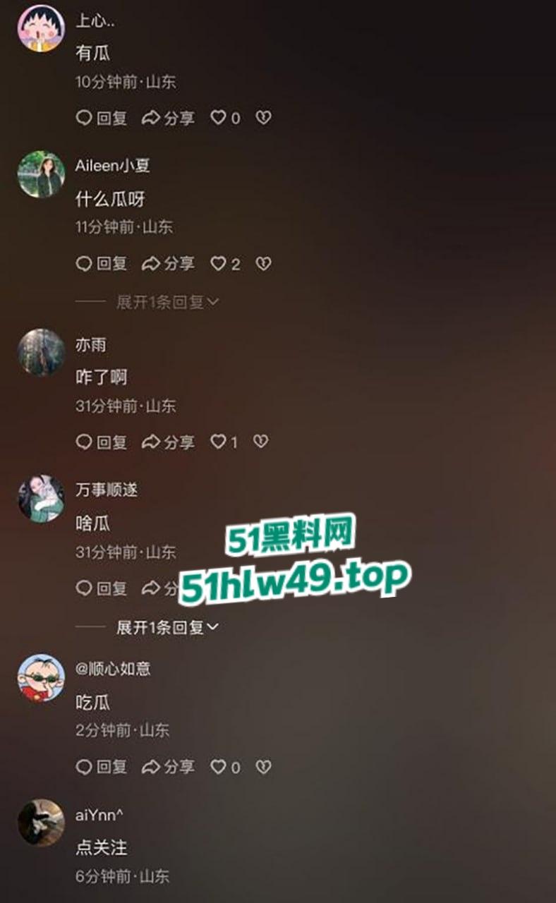 青州古城小巷上演活春宫,女的穿古风绿裙气质迷人蹲在猥琐男胯下,熟练伺候鸡巴旁若无人。-8