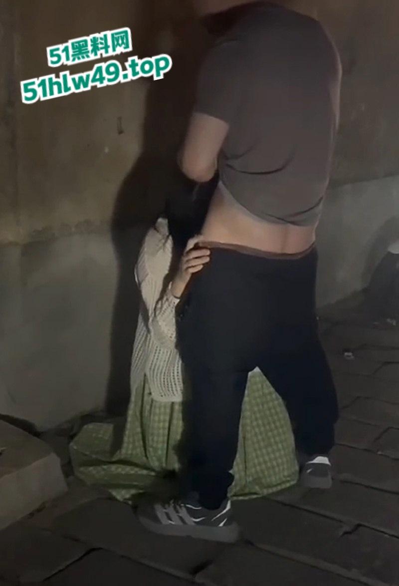 青州古城小巷上演活春宫,女的穿古风绿裙气质迷人蹲在猥琐男胯下,熟练伺候鸡巴旁若无人。-9