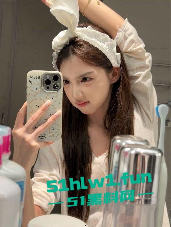 抖音500w粉丝女网红【妙卡】早期与网友裸聊舔屌约炮视频曝光原来女神也那么骚！-11