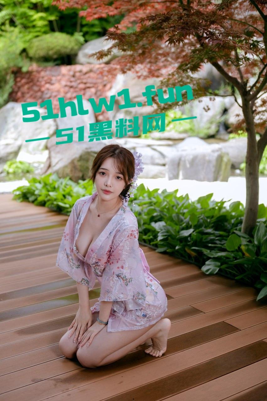 绝美颜值反差少女,雯妹不讲道理,颜值清纯身材纤细肌肤白嫩大奶肥臀 和风庭院和服风沐浴私拍流出。-2