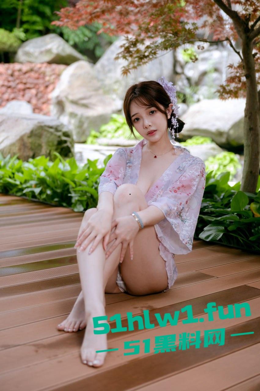 绝美颜值反差少女,雯妹不讲道理,颜值清纯身材纤细肌肤白嫩大奶肥臀 和风庭院和服风沐浴私拍流出。-5