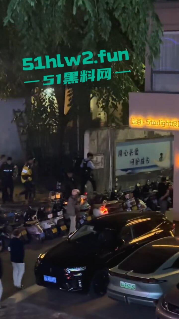 海南三亚金鸡岭,富天乐酒店门口民警和歹徒搏斗全过程,男子强奸未遂被巡逻民警发现并逮捕。-3