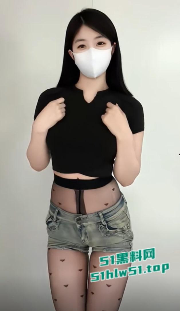 抖音30万粉网红【菜牙】伺候大哥,黑丝吊带抠逼自嗨喷水,给大哥定制福利视频,流出全网疯传!-2