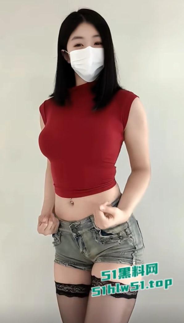 抖音30万粉网红【菜牙】伺候大哥,黑丝吊带抠逼自嗨喷水,给大哥定制福利视频,流出全网疯传!-7