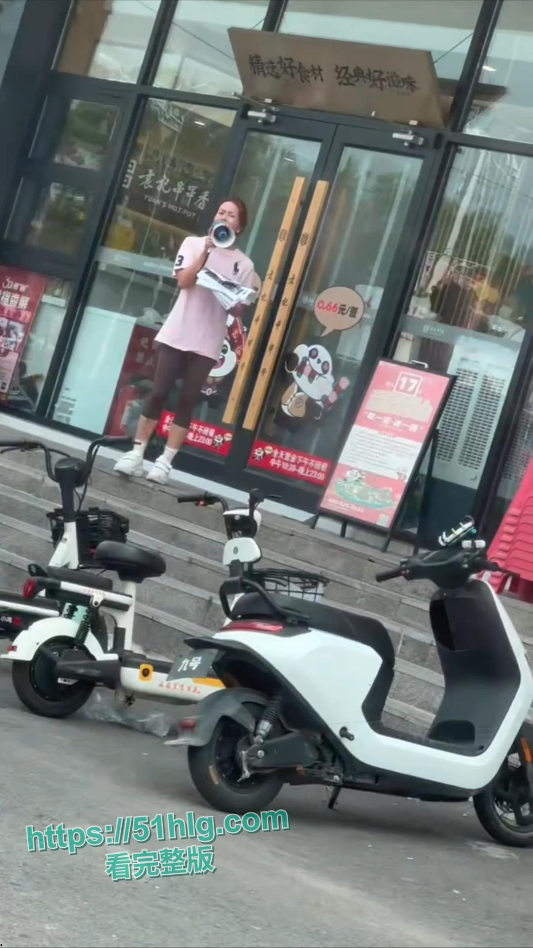 鸦鸿桥袁记串串香老板娘勾引有妇之夫被全网疯传！原配制作宣传单到店门口派发，当街暴打小三泄愤，引得瓜友热议-1