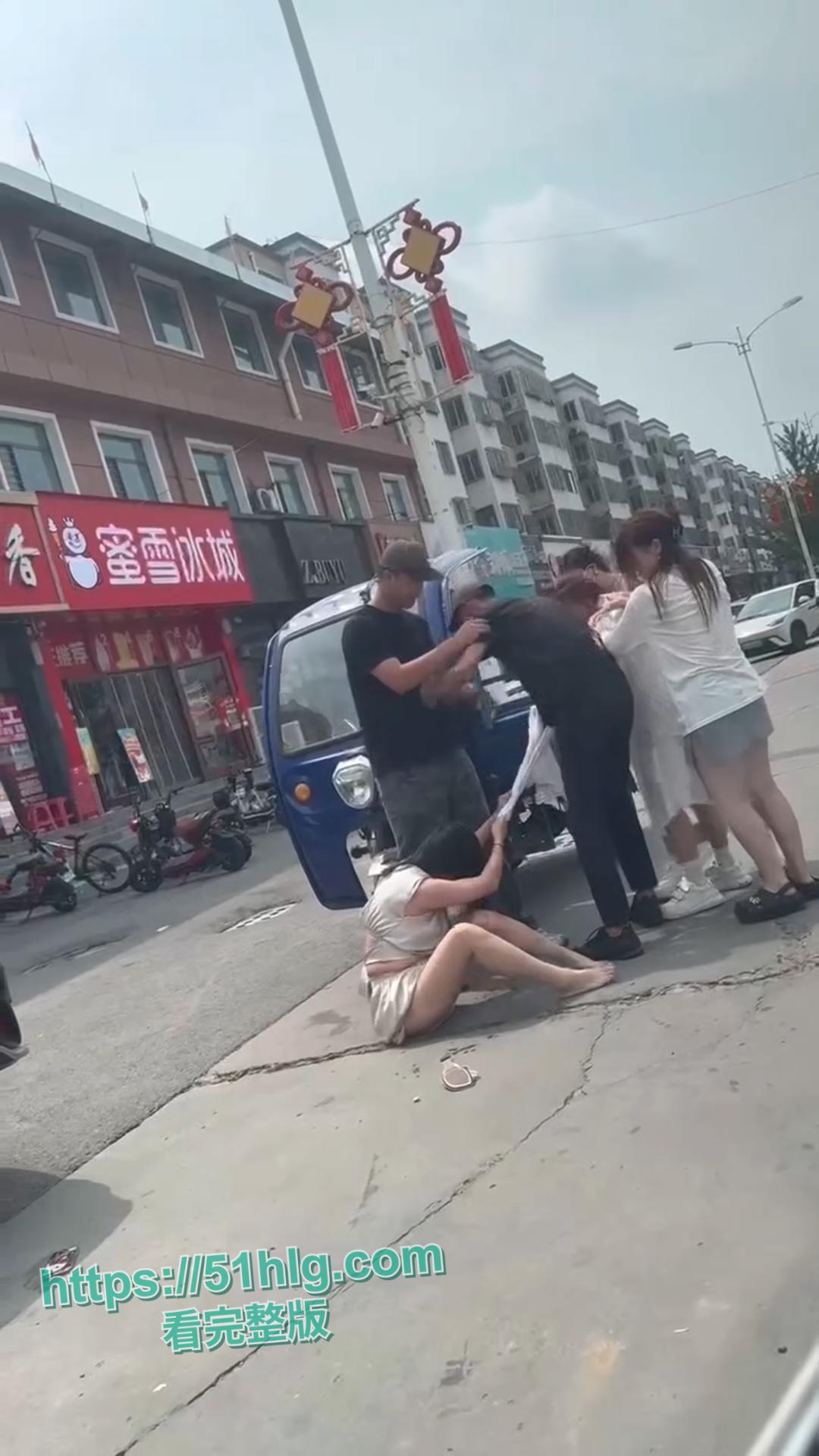 鸦鸿桥袁记串串香老板娘勾引有妇之夫被全网疯传！原配制作宣传单到店门口派发，当街暴打小三泄愤，引得瓜友热议-2