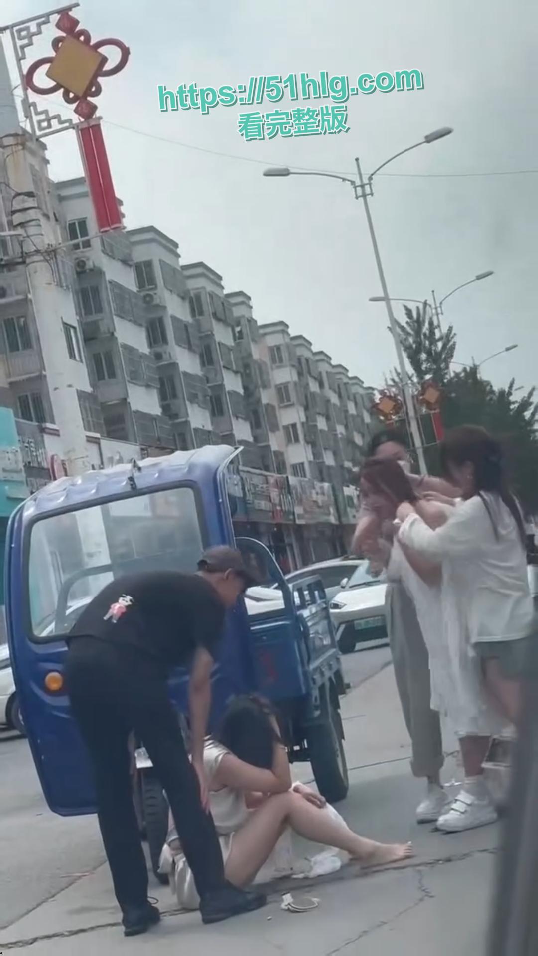 鸦鸿桥袁记串串香老板娘勾引有妇之夫被全网疯传！原配制作宣传单到店门口派发，当街暴打小三泄愤，引得瓜友热议-3