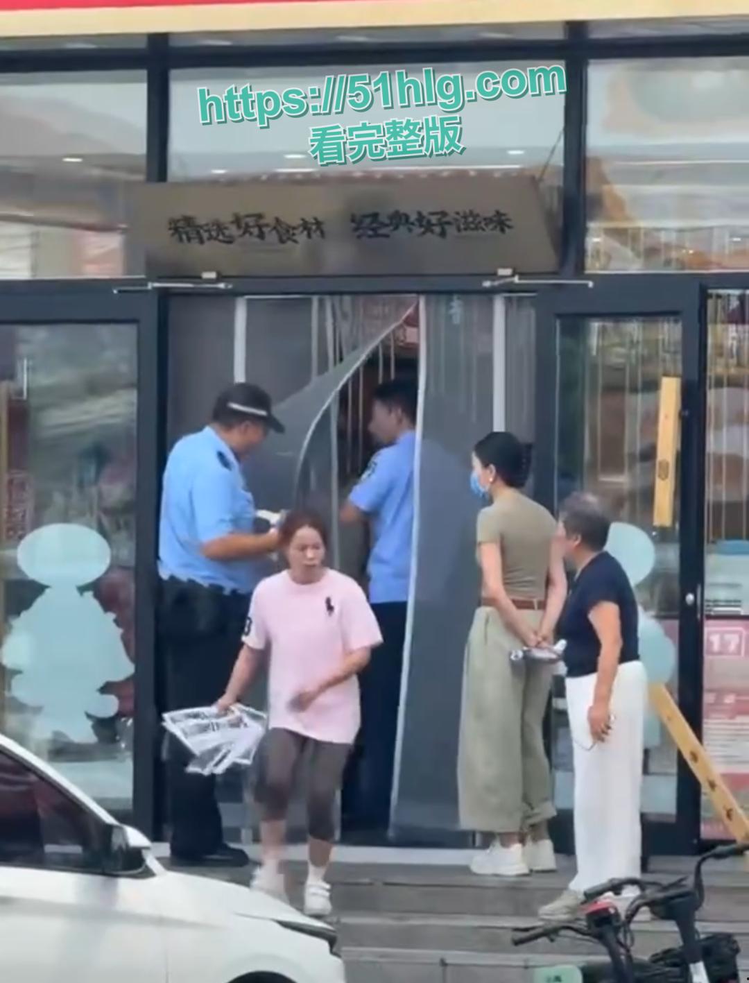 鸦鸿桥袁记串串香老板娘勾引有妇之夫被全网疯传！原配制作宣传单到店门口派发，当街暴打小三泄愤，引得瓜友热议-4