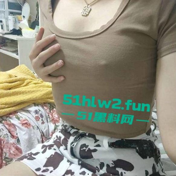 广西南宁反差女教师【柳林依】网上卖弄骚资生活照被扒,性爱视频曝光娇喘淫叫声不断!-2