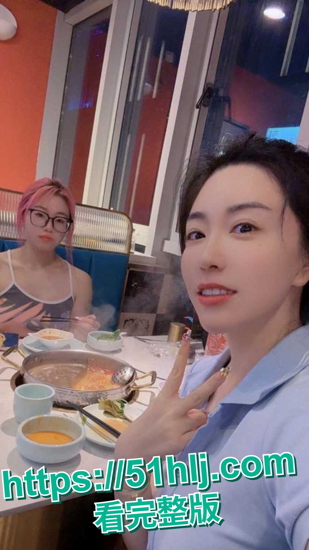 上海静安 高颜值母女花共侍一夫视频曝光 妈妈40岁少儿节目主持人 女儿20岁专业舞蹈生 少女与少妇你更喜欢谁呢?-3