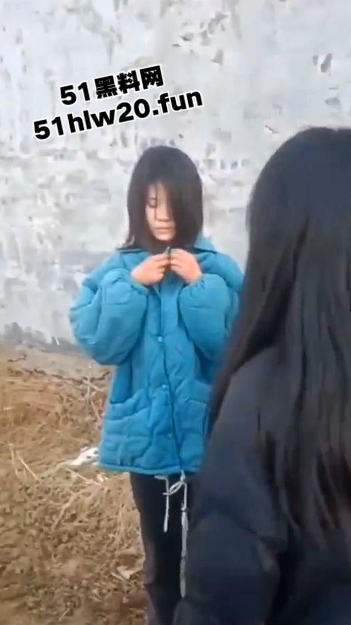 校园霸凌,小太妹野外霸凌同班女同学,拽头发扇脸下手超狠一群贱逼欠教育!-4