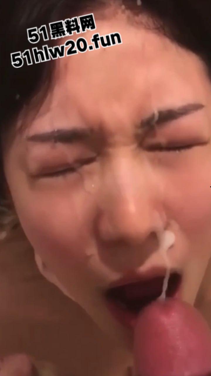 广州反差婊网瘾少女【陈敏仪】清纯颜值极品嫩妹,裸露粉嫩鲍鱼给炮友无套干,跪地吃鸡被射一脸。-2