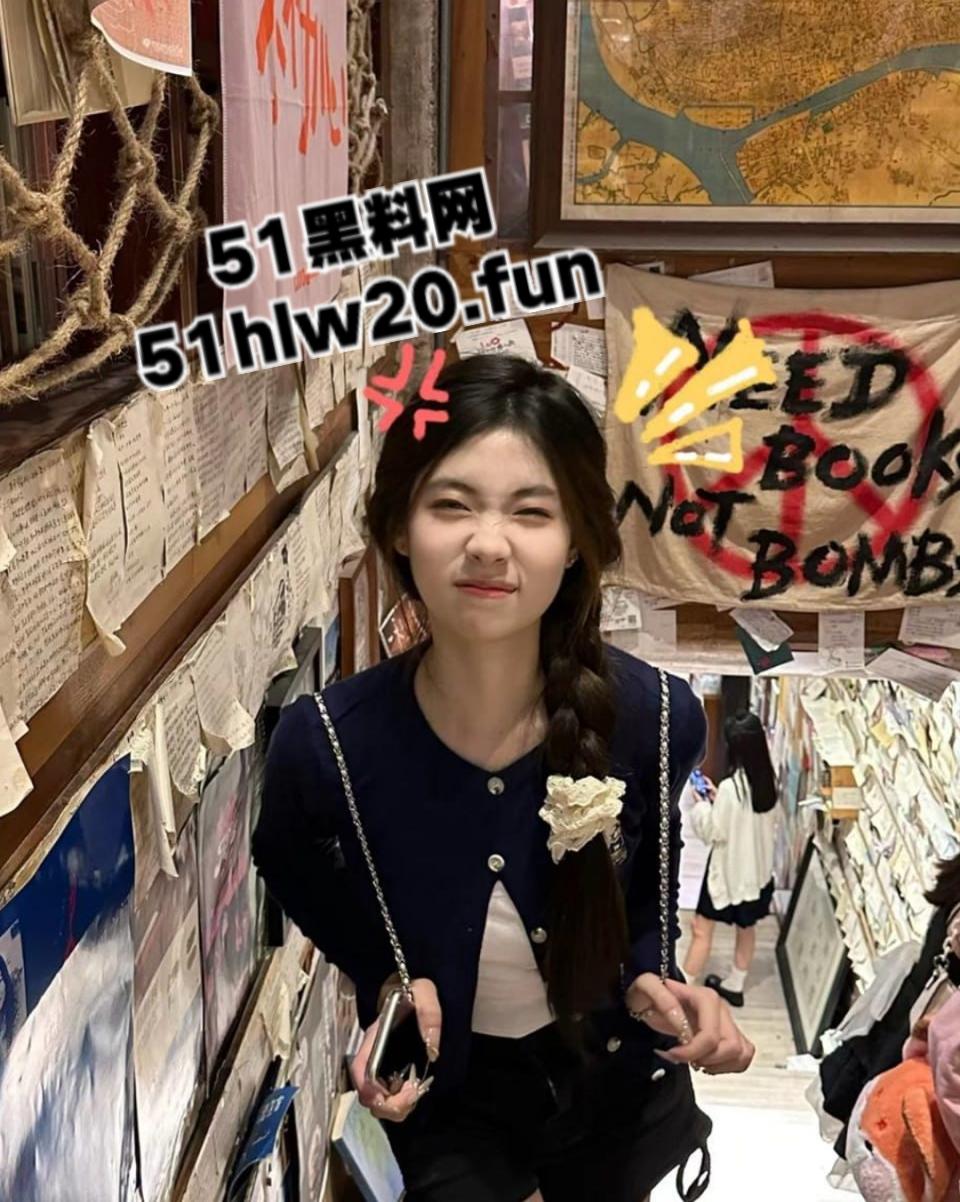 广州反差婊网瘾少女【陈敏仪】清纯颜值极品嫩妹,裸露粉嫩鲍鱼给炮友无套干,跪地吃鸡被射一脸。-9