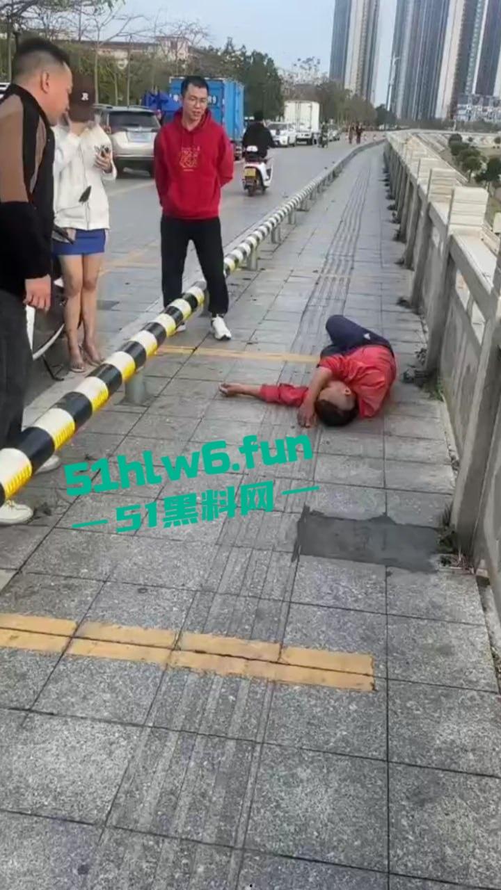 广东茂名化州女网红被猥亵事件,高颜值擦边女网红穿性感吊带裙江边跳舞被大叔摸臀猥亵。-1