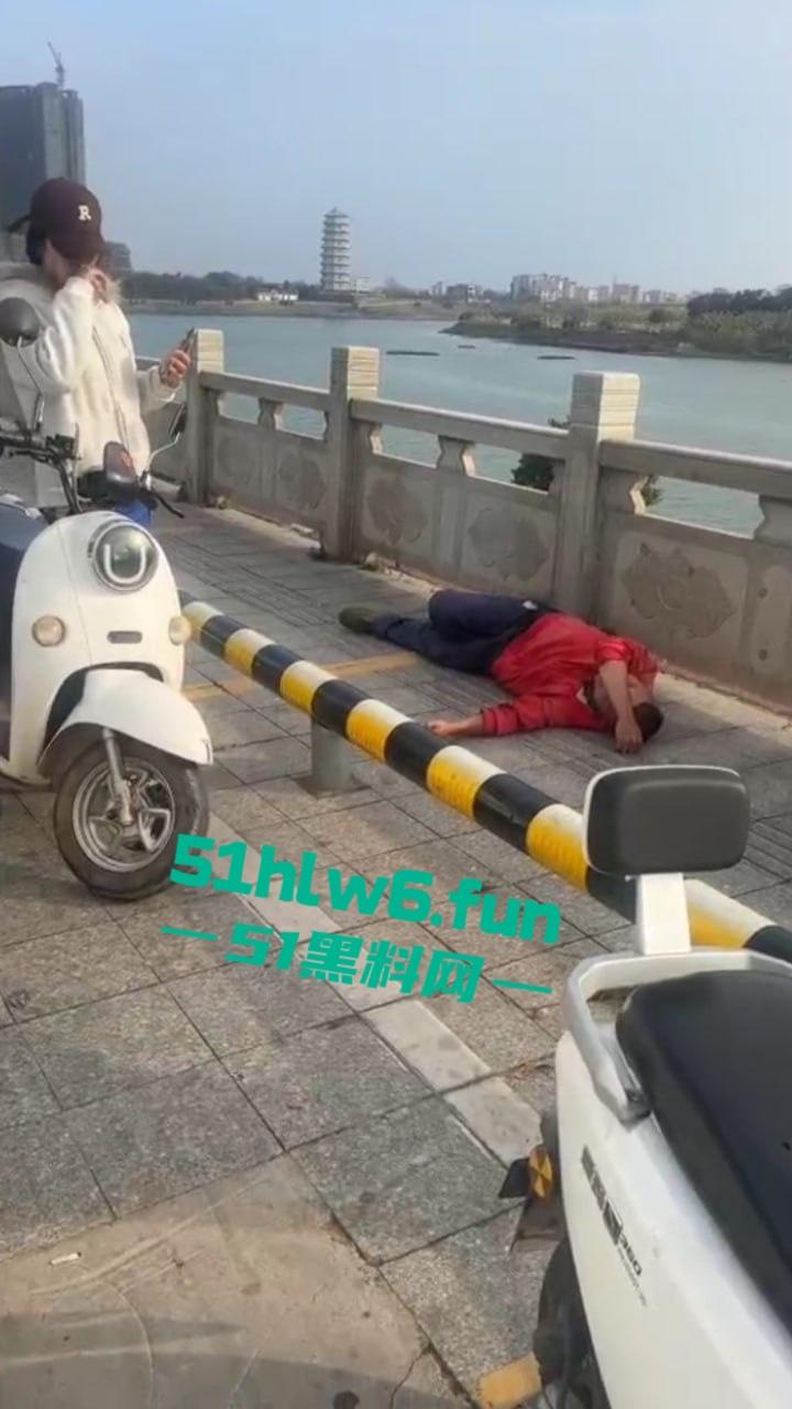 广东茂名化州女网红被猥亵事件,高颜值擦边女网红穿性感吊带裙江边跳舞被大叔摸臀猥亵。-7