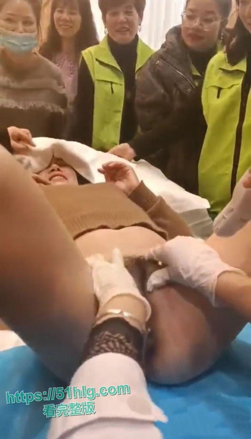 成人培训视频曝光席卷全网!白衣女讲师亲授私密保养技巧,年轻学员现身说法高潮连连,尺度惊人-1