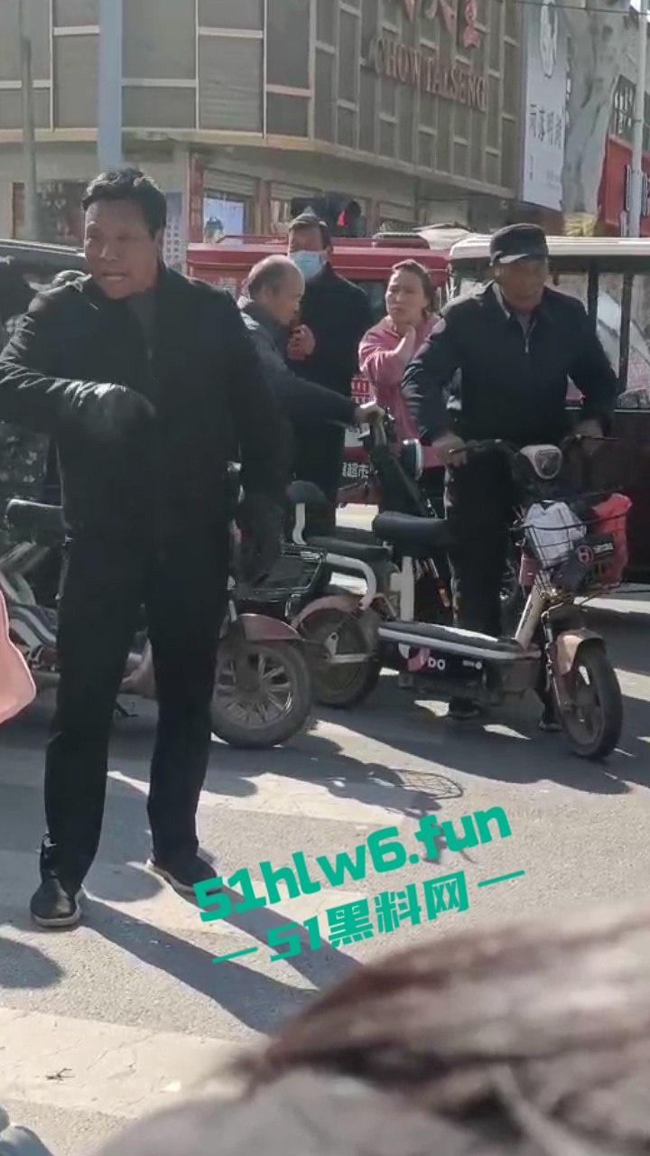 邯郸成安骚妇一年未吃荤聊骚出轨,多次偷吃死不悔改被老公当街破口大骂。-3