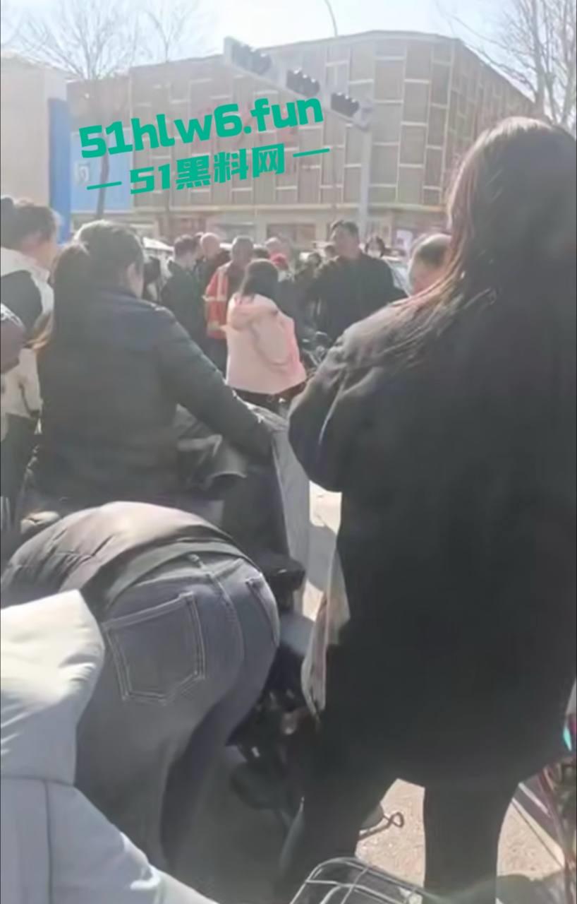 邯郸成安骚妇一年未吃荤聊骚出轨,多次偷吃死不悔改被老公当街破口大骂。-4