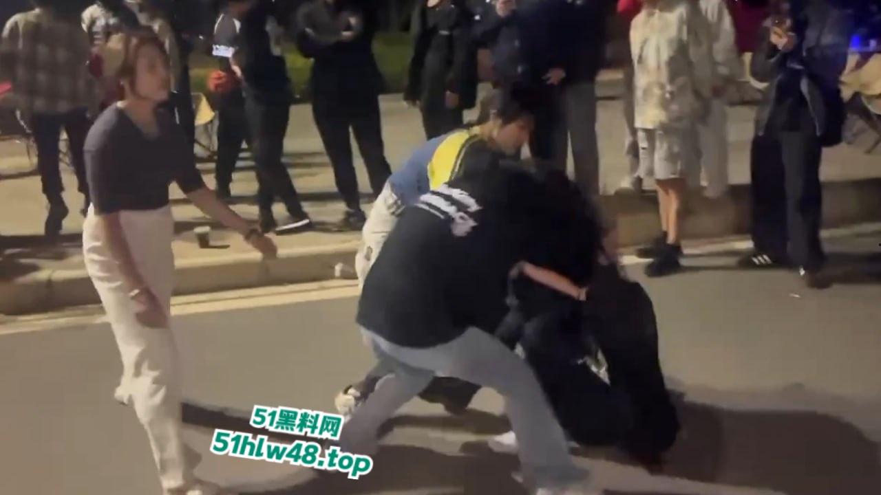 广东佛山精神小妹带人打架从单挑变群殴,女人打架真不讲武德,不过女人不撕衣服缺少精髓。-1