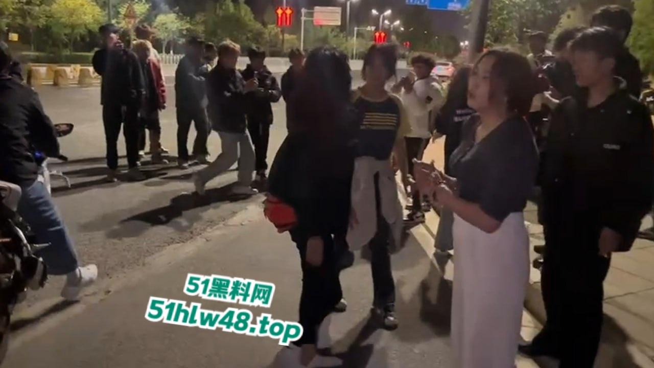 广东佛山精神小妹带人打架从单挑变群殴,女人打架真不讲武德,不过女人不撕衣服缺少精髓。-6