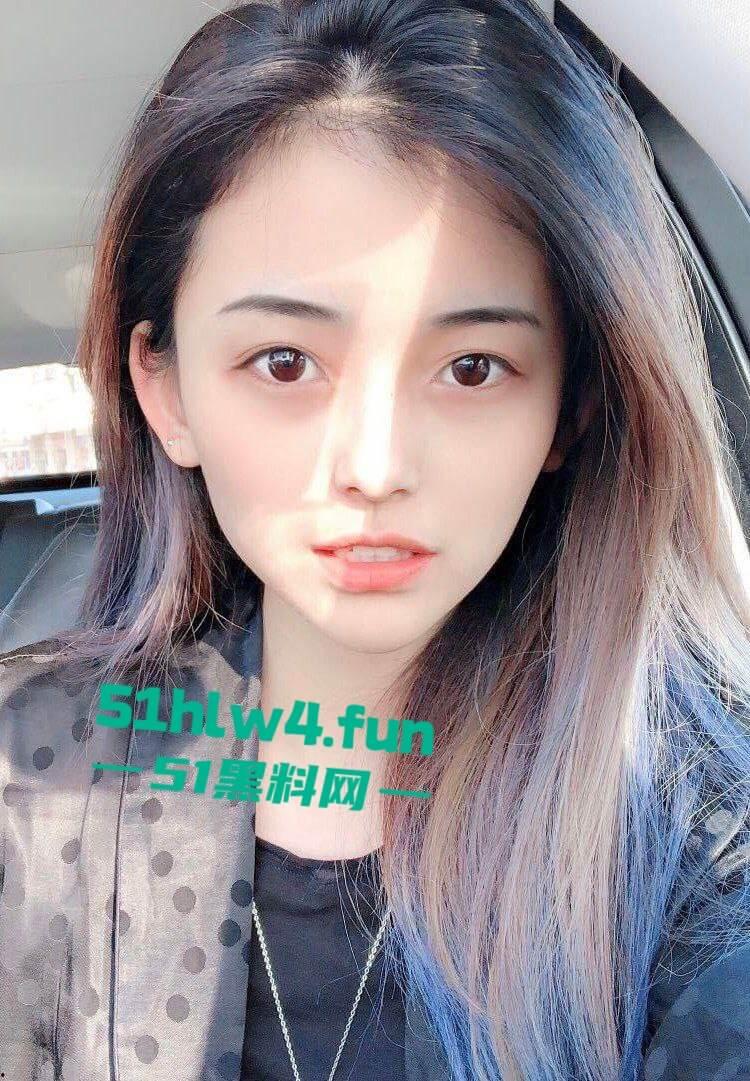 开照相馆的极品老板娘,性感骚妇【刘柳欣】背着老公和摄影师私通,拍私房裸照拍完后激情操逼。-1