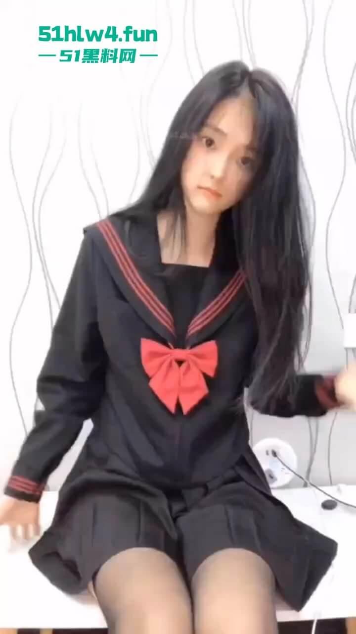 四川宜宾学院学生妹【卢文倩】兼职卖小片,绝美粉鲍自慰抠逼淫水流泄如雨的样貌外漏。-5