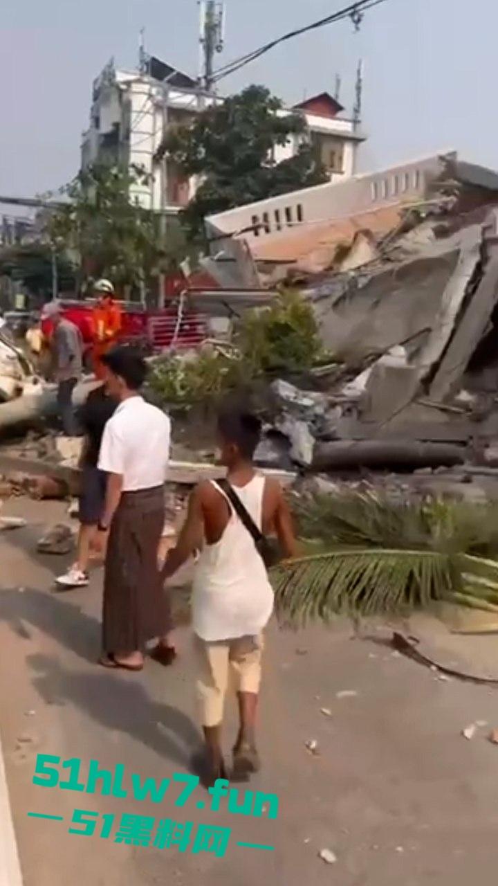 缅甸7.7级震后中国救援队紧急出手仍有众多受难者被压,高温湿臭蚁虫霍乱惨如地狱。-2