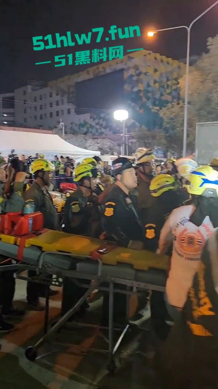 缅甸7.7级震后中国救援队紧急出手仍有众多受难者被压,高温湿臭蚁虫霍乱惨如地狱。-4