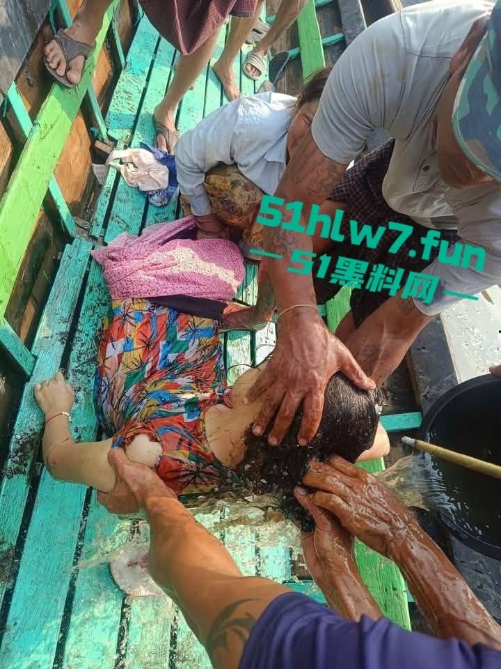 缅甸7.7级震后中国救援队紧急出手仍有众多受难者被压,高温湿臭蚁虫霍乱惨如地狱。-10