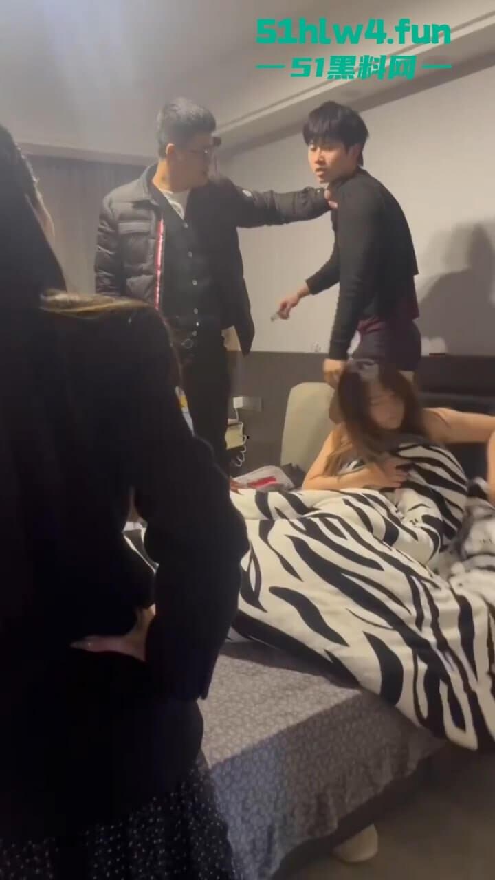 披着老师的外衣行母狗之事,苍南县蒲城学校音乐老师【洪冬暖】带情夫回家打炮被抓现场视频流出。-9