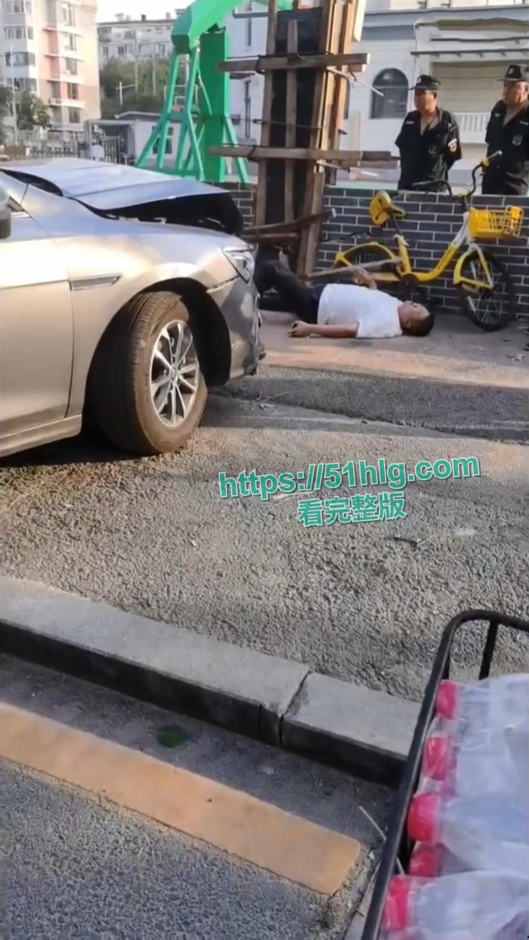 00后小鲜肉告诉你怒路症有多可怕 街头反复怒撞大叔 蓄意谋杀不遂 下车继续叫嚣 没人治你 00后治你-7