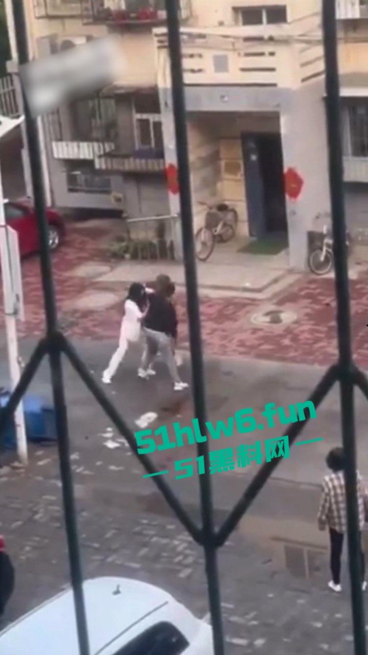 天津砍杀现场，已婚女劈腿偷吃小鲜肉被老公发现，原配愤怒带刀将鲜肉男当街砍杀。-4