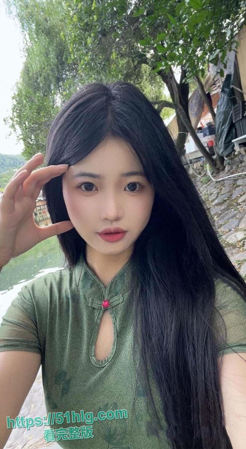 清纯学生妹【袁舒蕾】的淫荡私生活!与男友旅游三天操个不停,情趣黑丝、口交深喉、足交样样精通-1