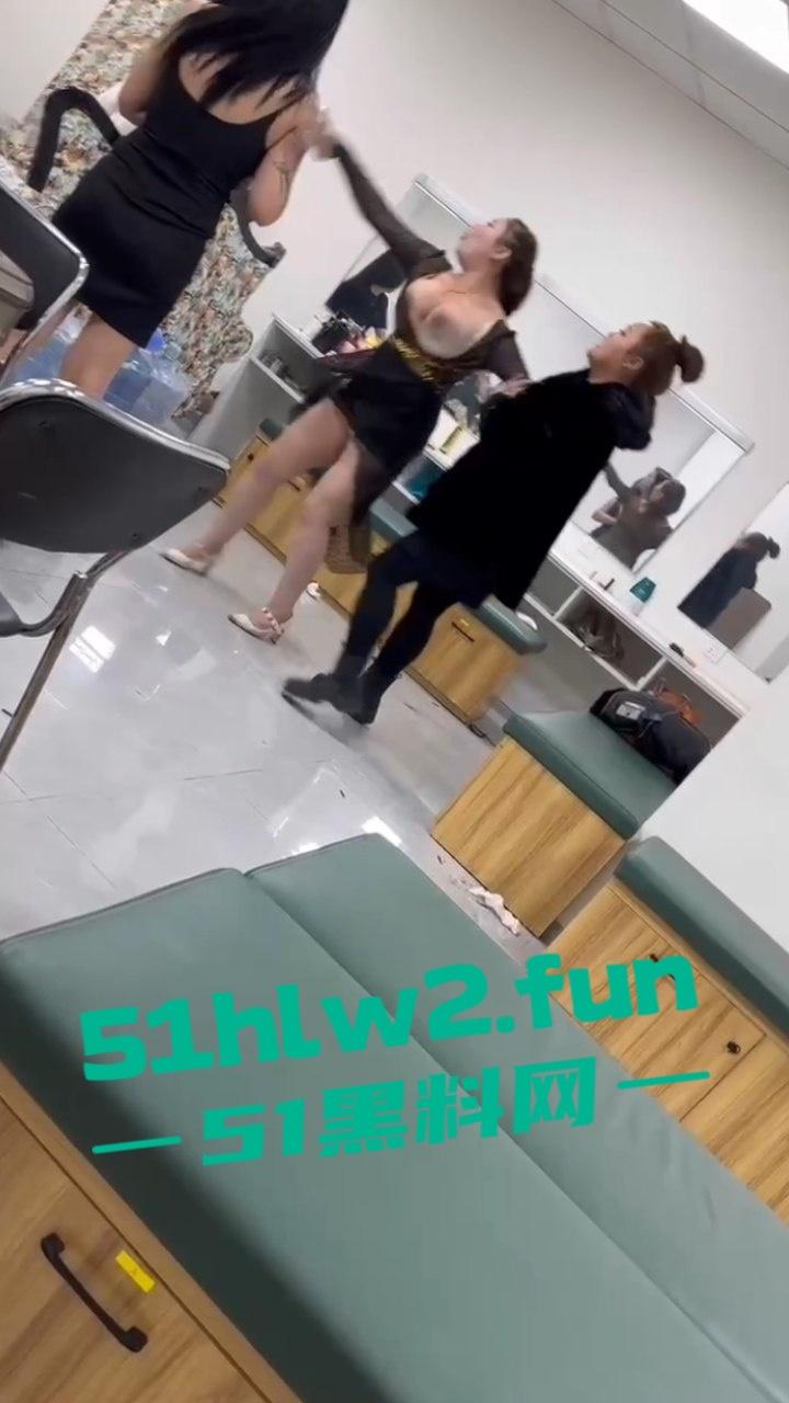 按摩会所女技师吵架,在候场房俩骚鸡对战露出大胸器那一刻,这姐妹就已经赢了这大奶子太顶了。-1