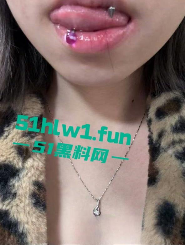 独家曝光!湖北19岁母狗【邵丽燏】库底咖啡营业员,在寝室给主人拍自慰视频做任务小处女被调教成骚母狗!-11