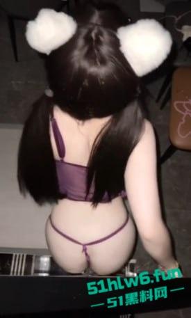 抖音30万粉美少女萝莉【曼萝】大尺度福利视频,小野猫穿肚兜玩弄巨乳假阳具镜前发骚自慰。-3