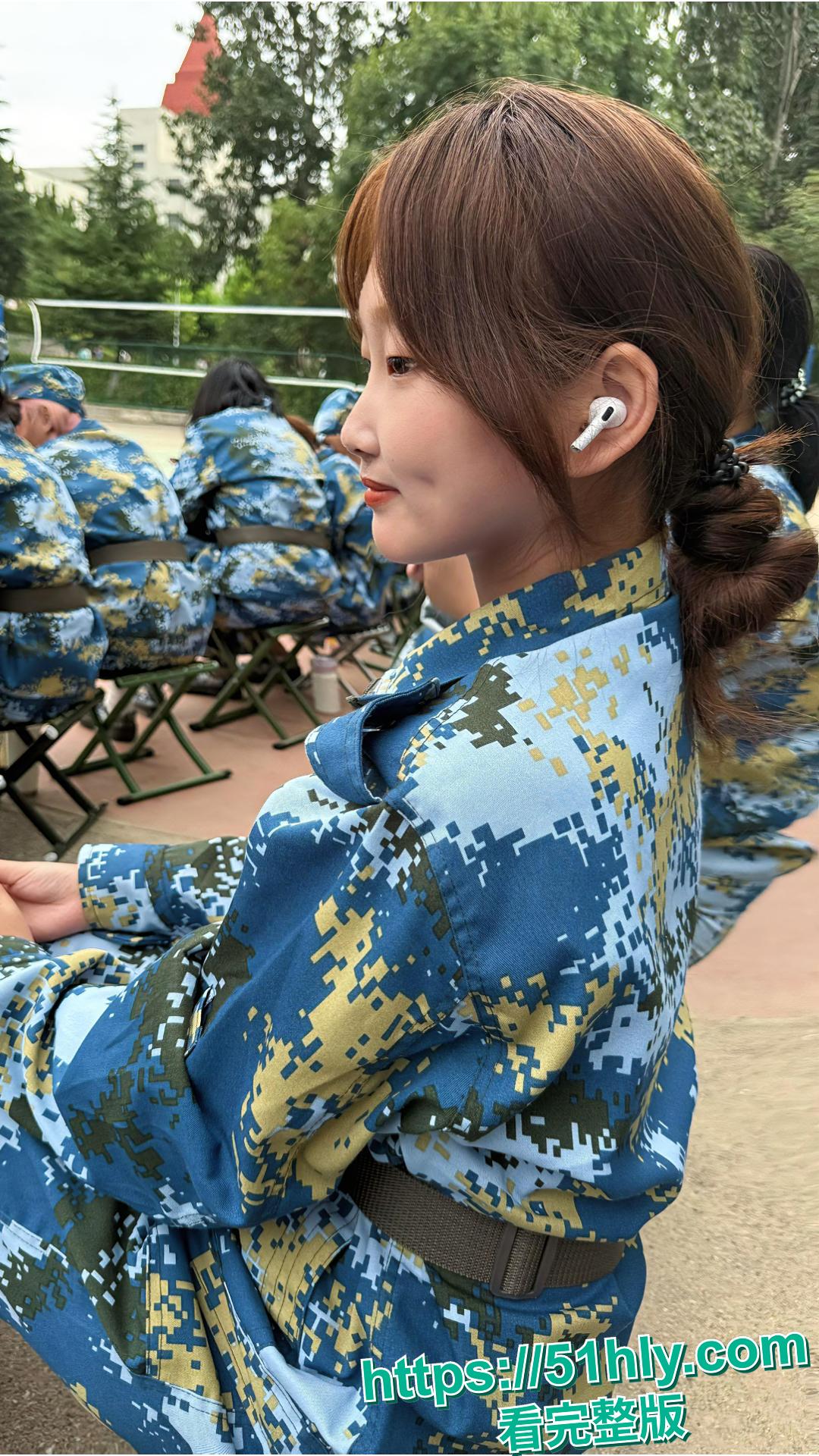 烟台鲁东大学军训教官教室丑闻 桌子上爆操女大学生 泄密视频疯传全网-3