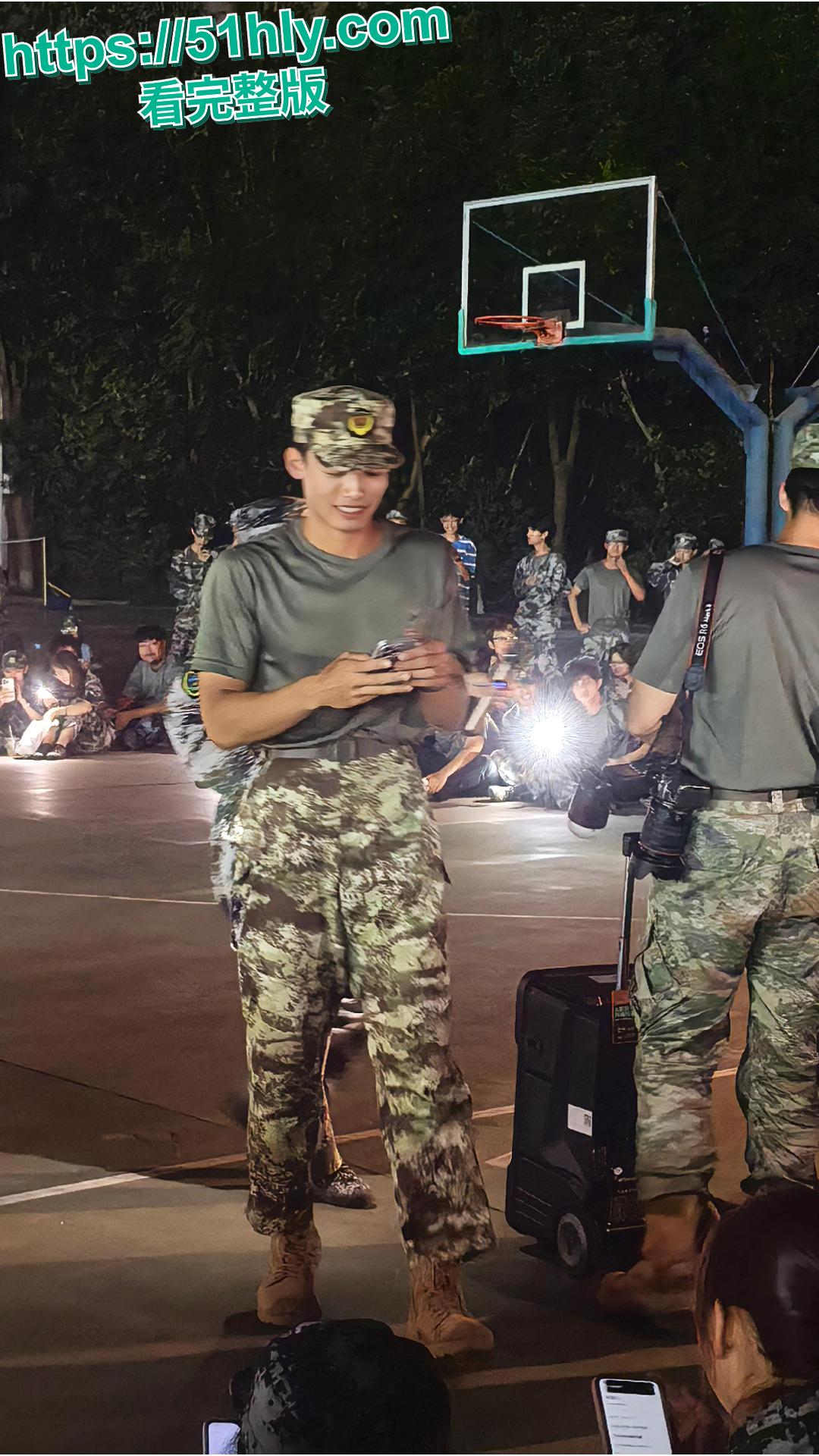 烟台鲁东大学军训教官教室丑闻 桌子上爆操女大学生 泄密视频疯传全网-6