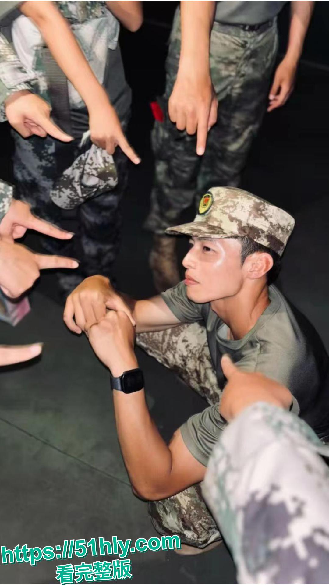 烟台鲁东大学军训教官教室丑闻 桌子上爆操女大学生 泄密视频疯传全网-7