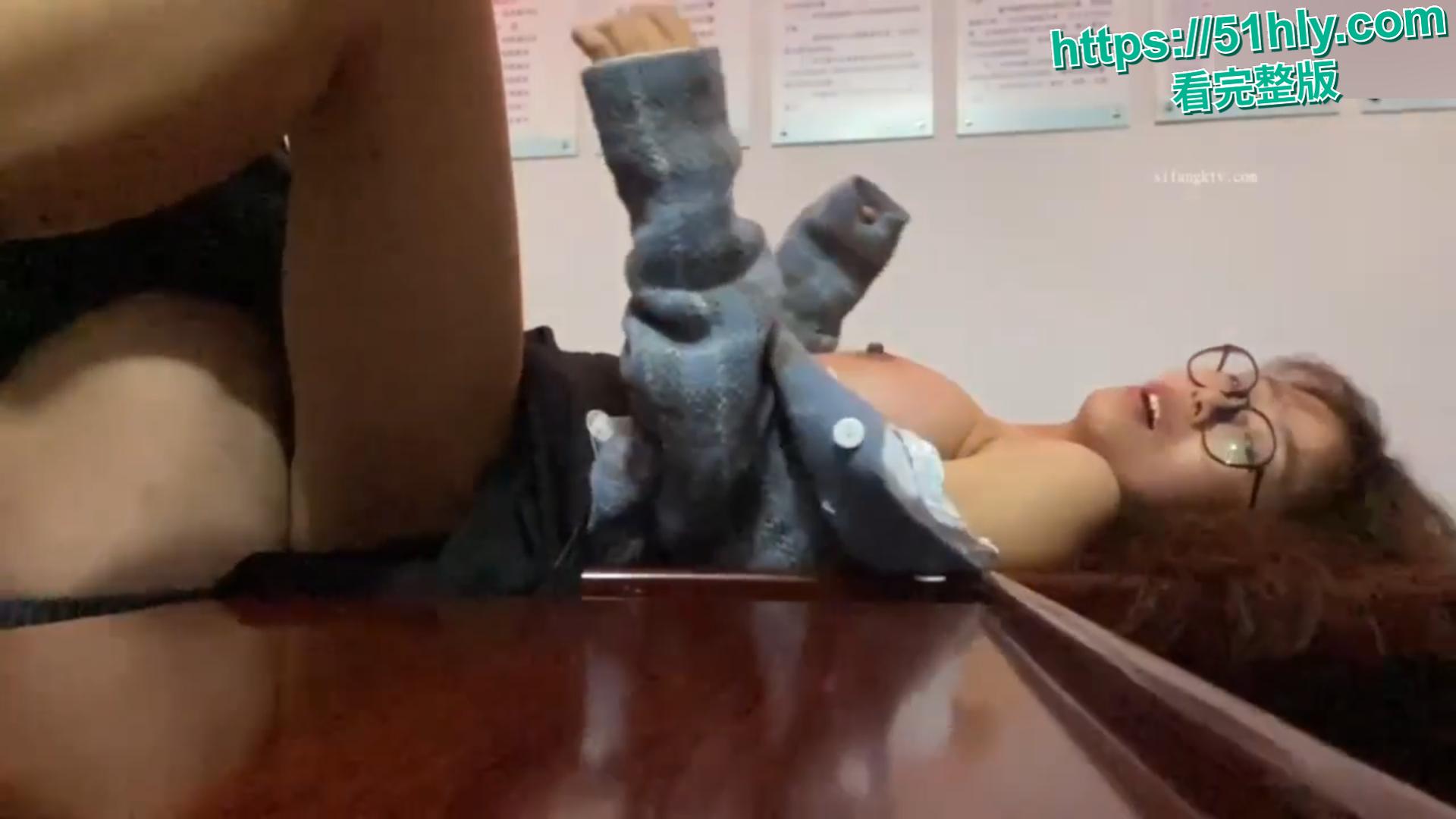 烟台鲁东大学军训教官教室丑闻 桌子上爆操女大学生 泄密视频疯传全网-15