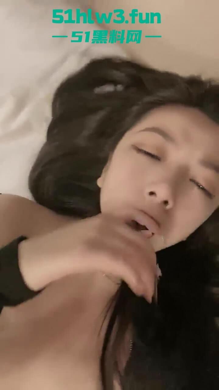 女神【奶球】时隔两年火辣回归,酒店直播约炮猛男一夜三次不停歇,激情视频流出。-3