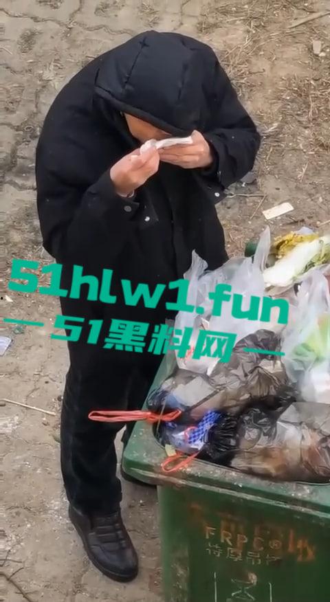 超变态的性癖爱好吗,男子在垃圾桶翻女生带血卫生巾舔舐,蚊子见了都要称赞牛逼。-1