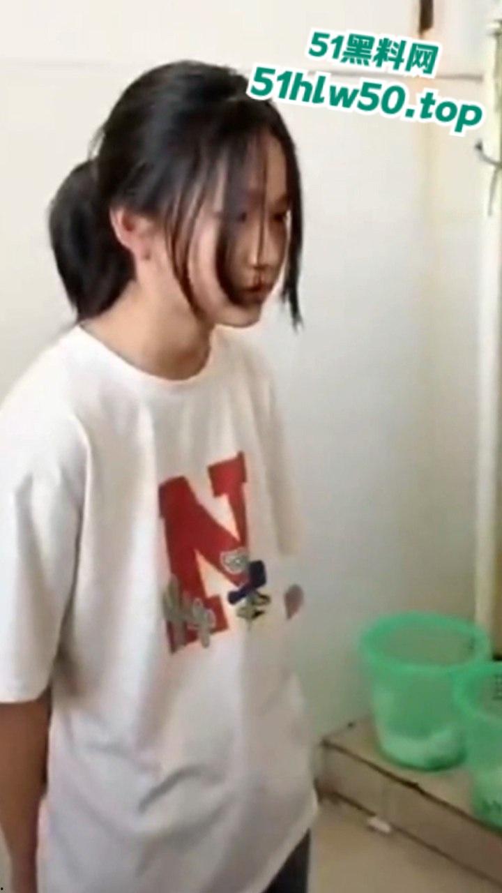 广西小太妹组团霸凌转校生,厕所围堵扇脸脚踹,只因女孩打不哭打得更狠,简单没人性!-6