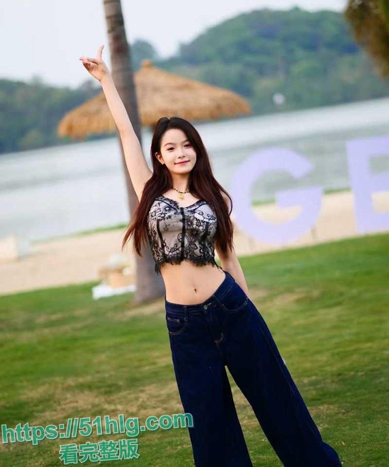 【湖南】18岁高颜值嫩妹【徐七七】被金主包养视频流出 人瘦奶大 粉红嫩穴 主动骑乘金主大屌 无套内射 激情四射-1