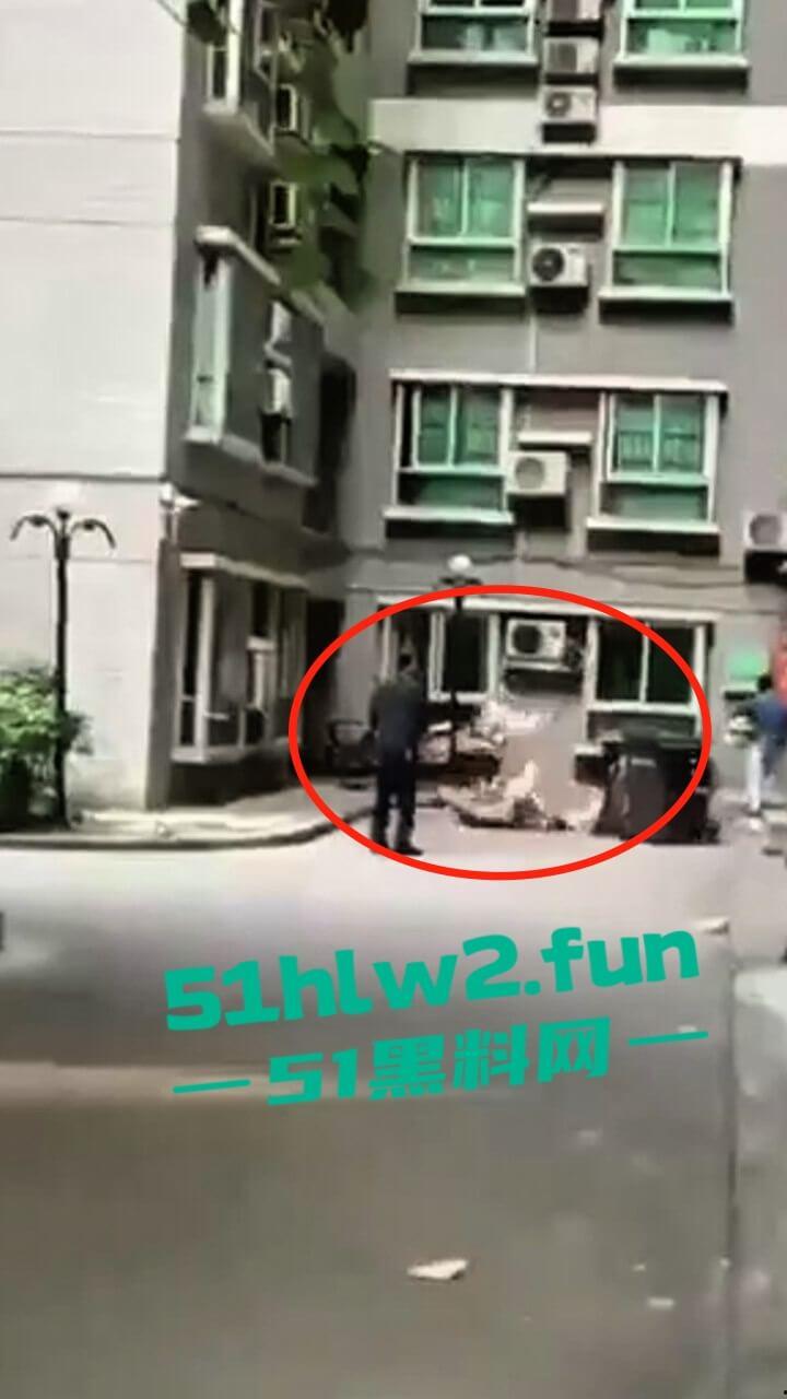 男子偷情约炮翻车现场,骚逼老公突然回家只能全裸逃出窗外,从4楼跌落重伤这偷情代价有点大啊。-5