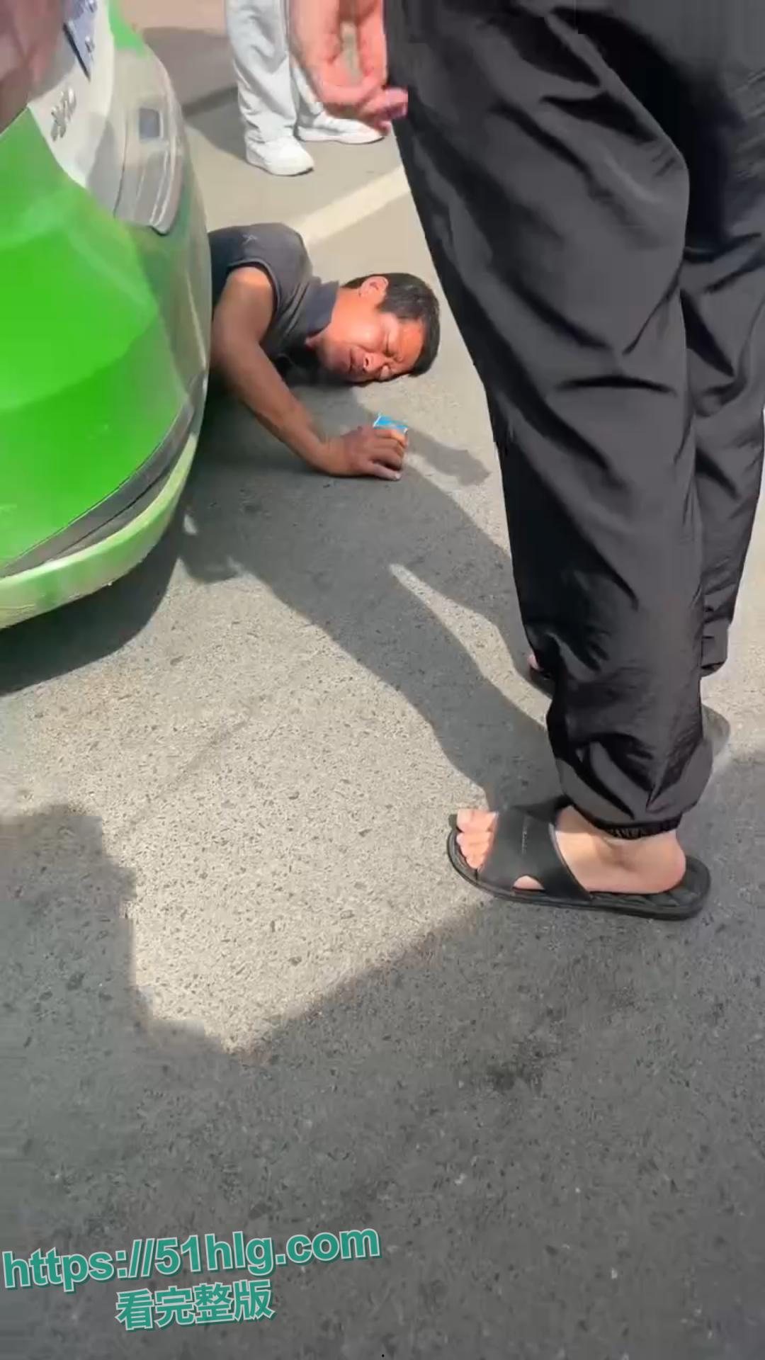 绥化庆安车祸惊魂:的士车惊险碾压男子,众人齐心搬车救人,男子一开口竟让众人哭笑不得-1