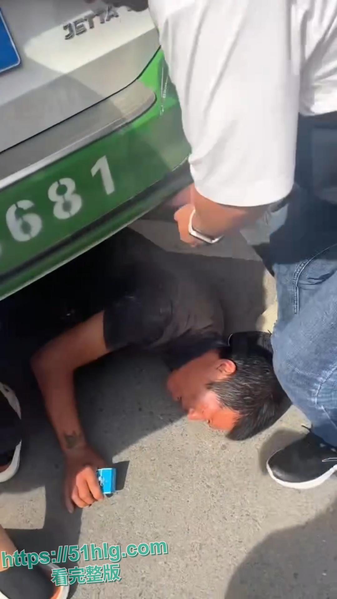 绥化庆安车祸惊魂:的士车惊险碾压男子,众人齐心搬车救人,男子一开口竟让众人哭笑不得-6