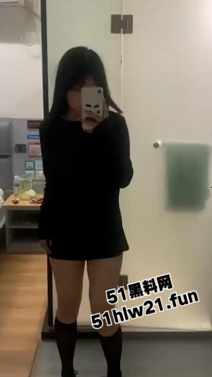 好炮架就该被分享,江西04年清纯嫩妹【王诗齐】淫乱私生活被炮友无情曝光,清纯的外表难掩母狗内心!-6