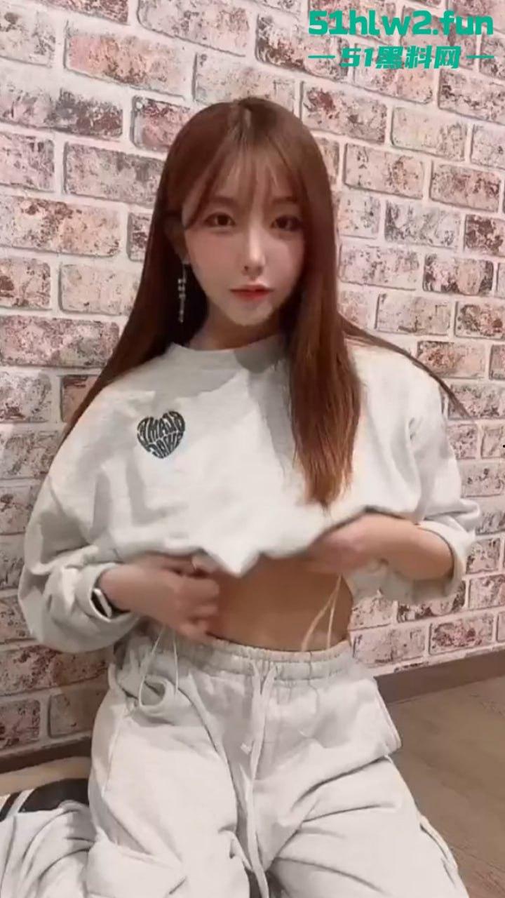 韩国BJ高颜值极品网红【츄츄】OF私拍福利流出,4p淫趴交换玩弄白嫩美乳舒爽娇喘表情淫荡至极。-8