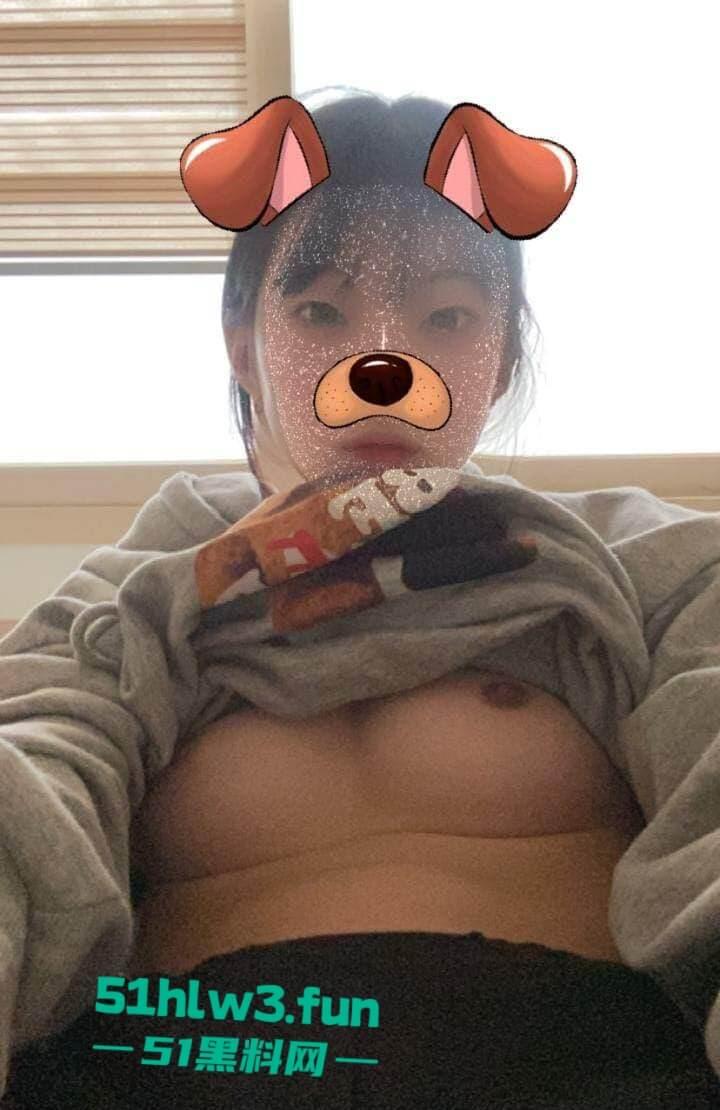 韩国极品学生妹身材纤细大奶翘臀,小穴粉嫩无毛全裸自拍勾引,渴望被有钱大叔包养。-1